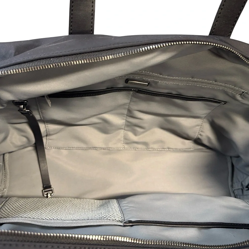 AWAY “The Everywhere Bag”in Black 20L